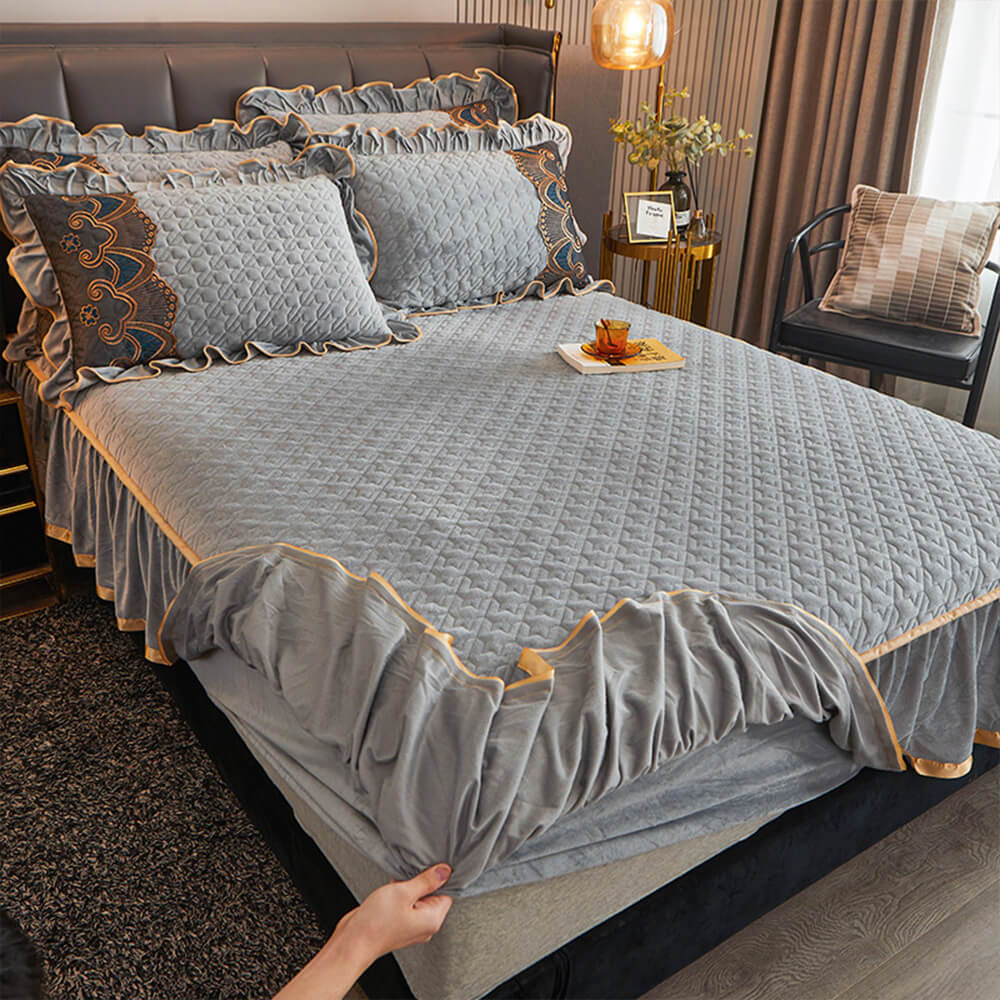 Luxueux ensemble de draps antidérapants brodés en velours cristal avec jupe de lit