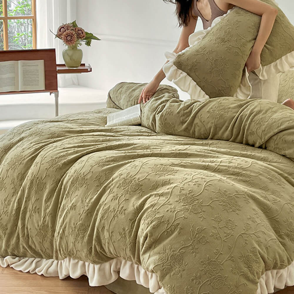 Luxury Carved Milk Velvet Warm Anti-Static Bed Sheet Set