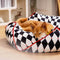 Cama de perros de bolos de frijoles caligonales graciosos